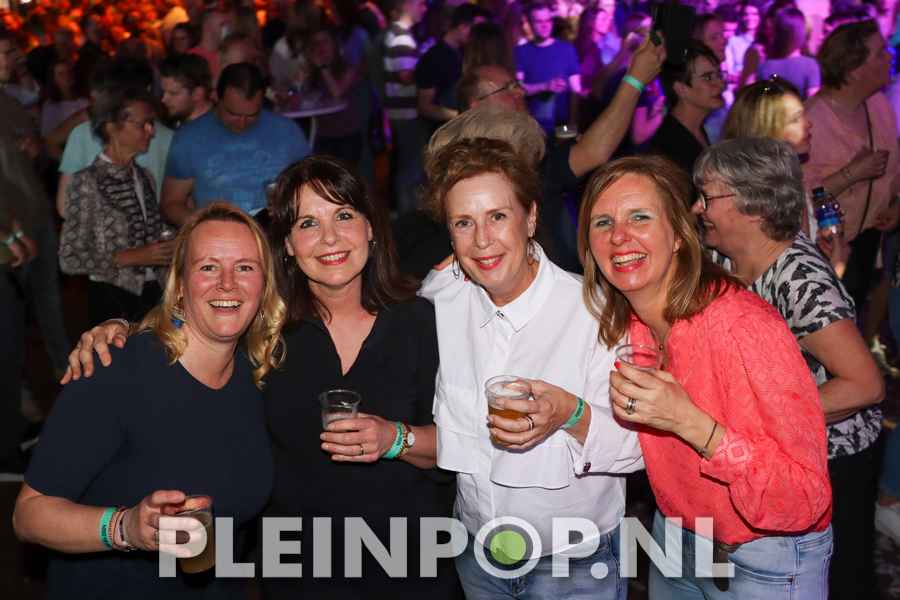 Publiek    Bezoekers (99)